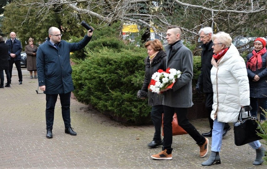 Dariusz Matecki zakłócił uroczystość. Chce wyburzenia pokomunistycznego pomnika w Nowogardzie