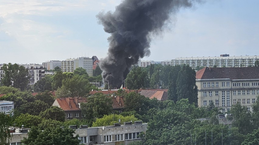 Pożar na Popowicach we Wrocławiu. Palą się magazyny i garaże z samochodami. Na miejscu 9 zastępów straży pożarnej