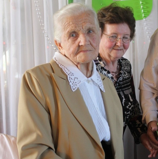 Zofia Nowak, z tyłu jej córka Agata