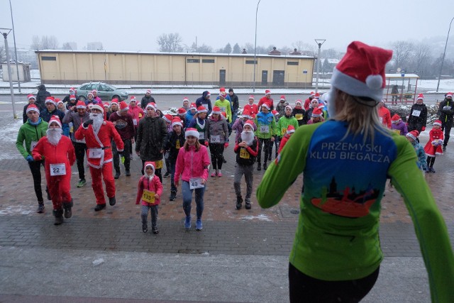 W sobotę odbyła się 5. edycja Biegu Mikołajów w Przemyślu. Amatorzy biegania mieli do pokonania około 1,6 km dookoła Galerii Sanowa (dwie pętle po chodniku). Nagrody przygotowano dla ośmiu najszybszych kobiet i ośmiu najszybszych mężczyzn.