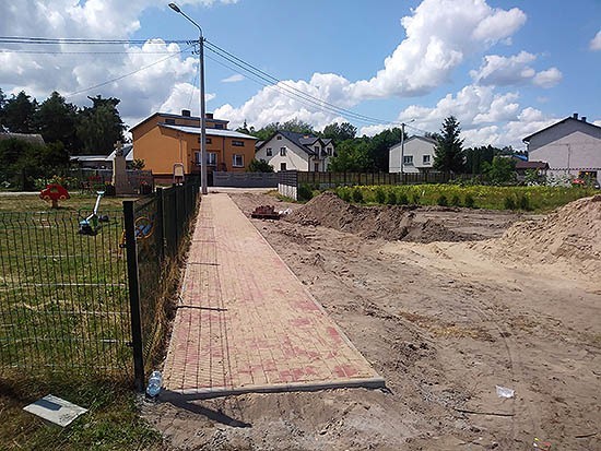 Trwają prace w centrum wsi Kamińsk.