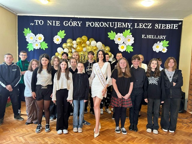 Miss Polonia Ewa Jakubiec odwiedziła swoja szkołę w Karłowicach Wielkich.