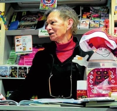 Krystyna Ciołkiewicz przez 40 lat pracowała jako nauczycielka w podstawówce. Teraz razem z koleżanką po fachu prowadzi kiosk FOT. EDYTA ZAJĄC