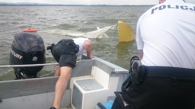 W sobotnie popołudnie policyjni wodniacy otrzymali zgłoszenie, że na Jeziorze Otmuchowskim wywróciła się łódź żaglowa. Mundurowi natychmiast wypłynęli i rozpoczęli poszukiwania załogi. Około kilometra od brzegu zauważyli wywróconą do góry dnem łódkę. Obok w wodzie znajdowały się dwie osoby. Funkcjonariusze natychmiast podpłynęli do nich i wciągnęli mężczyzn na pokład. - Na szczęści mieli na sobie kapoki. Poza tym, że byli wyziębieni nic im się nie stało - mówi asp. Rafał Wandzel z nyskiej komendy policji. Okazało się, że żaglówkę wywrócił silny podmuch wiatru. Policjanci pomogli doholować ją do brzegu.