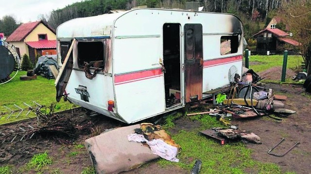 Spalona przyczepa kempingowa stała przy ulicy Sądowej w Białym Borze. Podpalacz tylko kilka dni cieszył się wolnością