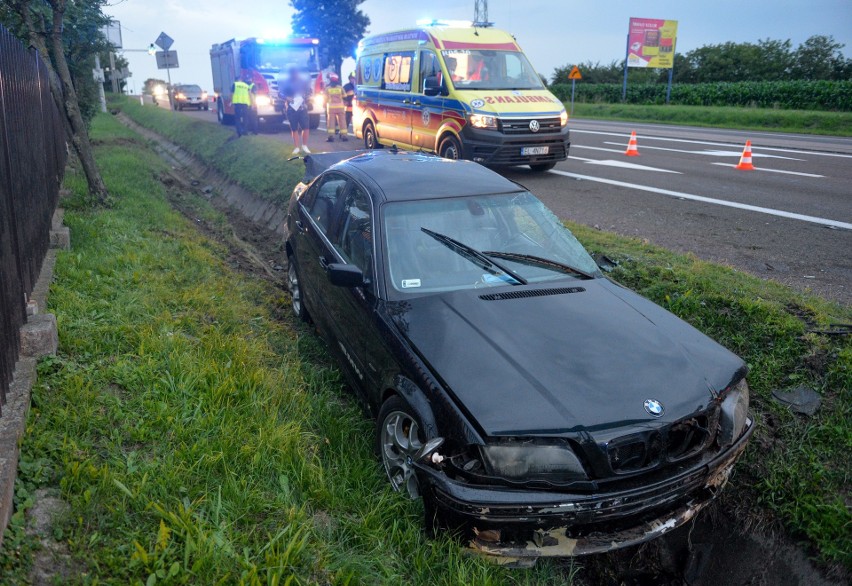 Na drodze krajowej nr 77 w Żurawicy kierująca BMW wypadła z drogi. W samochodzie były dzieci [ZDJĘCIA]