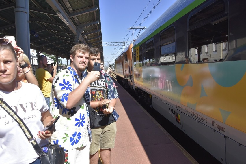Na niezwykły pociąg czekały w Tarnowie tłumy