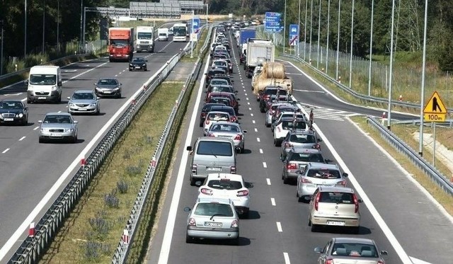 Bardzo duże natężenie ruchu związane z powrotami z długiego weekendu powoduje coraz większe korki na drogach S3, S6 i autostradzie A6 pod Szczecinem
