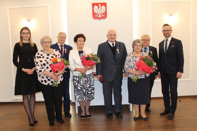 Maria i Jan Nizwantowscy, Halina i Jerzy Olszewscy oraz Janina i Janusz Tylowie otrzymali w Urzędzie Stanu Cywilnego w Wąbrzeźnie z rąk burmistrza Tomasza Zygnarowskiego Medale za Długoletnie Pożycie Małżeńskie, nadane przez Prezydenta Rzeczypospolitej Polskiej. Podczas świętowania Złotych Godów były gratulacje, kwiaty, upominki, życzenia oraz tradycyjny toast