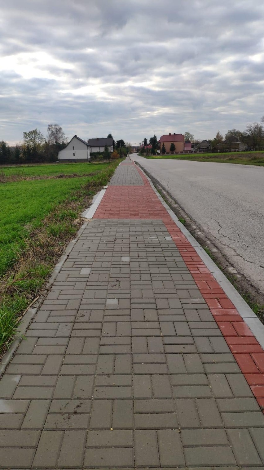Prawie 2,5 miliona złotych na remont dróg i chodników w powiecie jędrzejowskim. Zakończono rozbudowę kilku kilometrów dróg. Zobacz gdzie