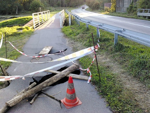 Na trasie dla rowerzystów z Białegostoku do Supraśla powstała głęboka wyrwa. MM-kowicze skarżą się, że jazda tą ścieżką jest bardzo niebezpieczna.