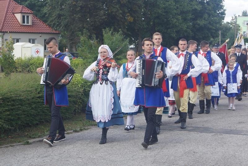 Dożynkowy korowód poprowadził przez wieś  nad jezioro...