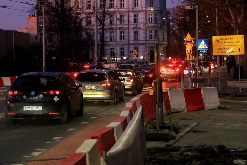 Przebudowa pl. Orląt Lwowskich. Sprawdziliśmy, jak jeździ się w szczycie