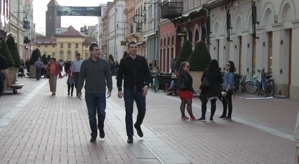 Denis Buntić (z prawej) spacerował w czwartek po centrum Szeged.