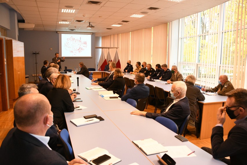 ASF w Świętokrzyskiem. 300 świń wybitych. Wprowadzane są obostrzenia, będzie budowa płotu [WIDEO]