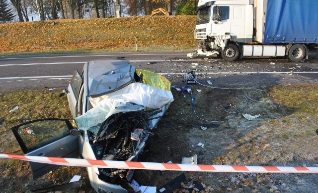 Dziś po godz. 6 na DK 8 w miejscowości Podcisówek z nieustalonych przyczyn ford, którym podróżowało pięciu Rumunów zjechał na przeciwległy pas ruchu.