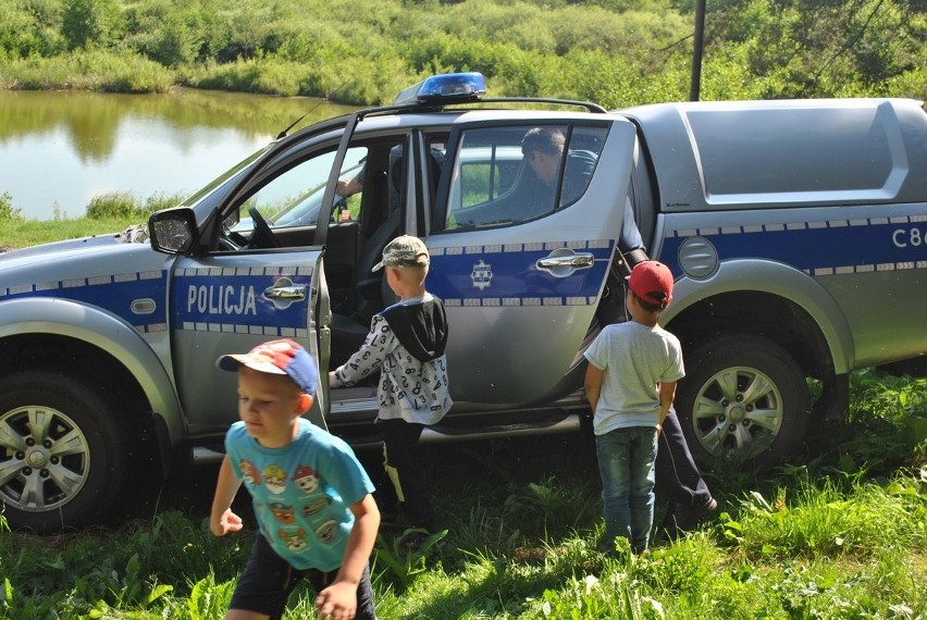 W Piotrkowie Kujawskim policjanci "nakręcali" uczniów na bezpieczeństwo. Mówili o tym, jak bezpieczne spędzić wakacje