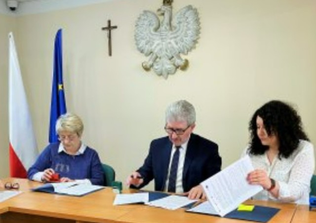 Podczas podpisania umowy: właścicielka firmy Jolanta Karwat, burmistrz Oleśnicy Leszek Juda i skarbnik Urszula Wójcicka