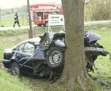 Groźny wypadek koło Brzezin. Zderzenie bmw i opla. Dwie osoby ranne [ZDJĘCIA]