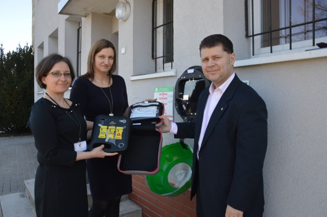 Defibrylator, który może obsłużyć każdy, pokazują: starosta Radosław Roszkowski, urzędniczki Anna Wojtczak i Marta Wicher.  