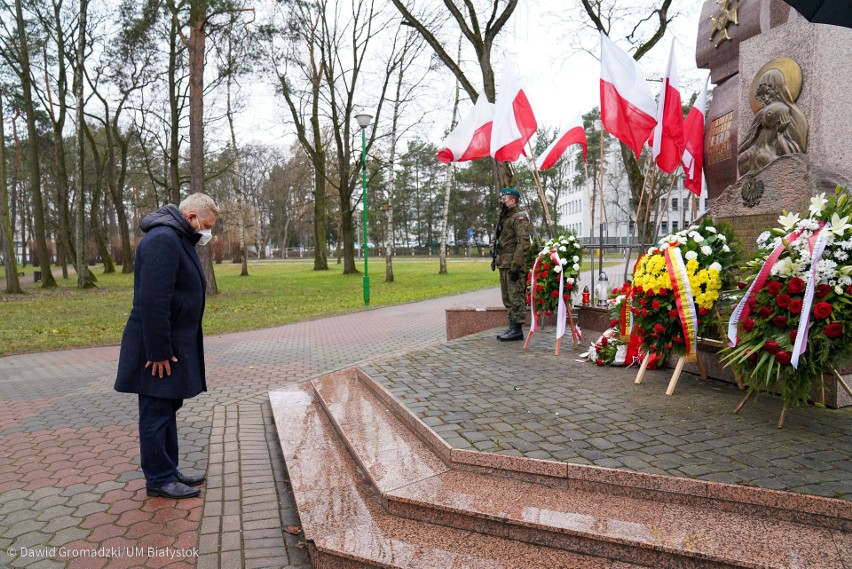 Prezydent Białegostoku Tadeusz Truskolaski złożył kwiat pod...