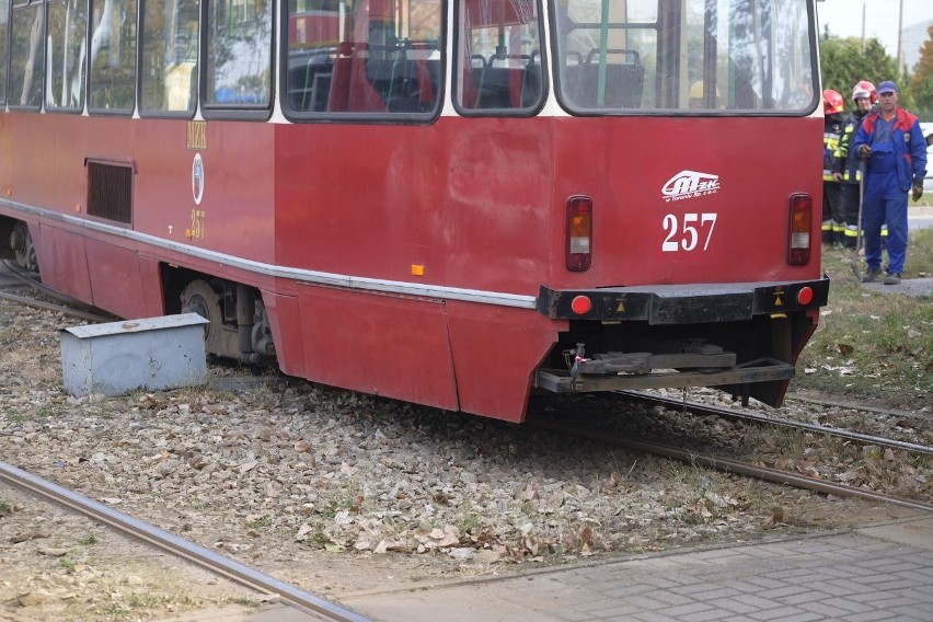 Wykolejony tramwaj po zderzeniu z autobusem na ulicy Wschodniej. Są ranni