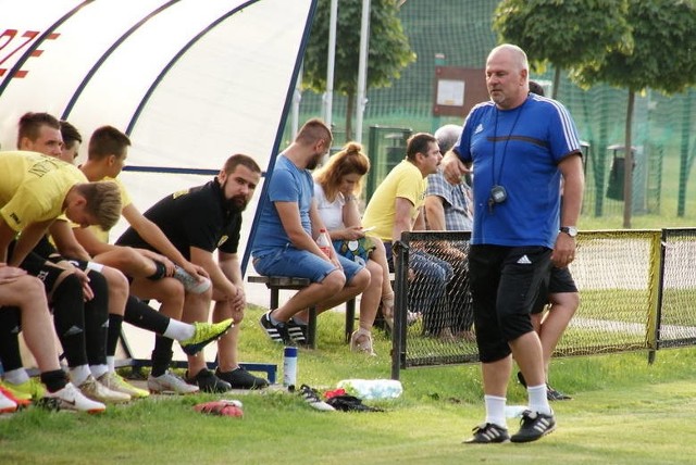Czarni przegrali z Błękitnymi Ropczyce 1:3. Na zdjęciu trener Krzysztof Łętocha.