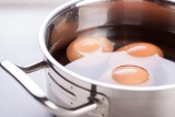 Jak gotować jajka, żeby nie pękały? Triki na gotowanie i świeże jajka na Wielkanoc