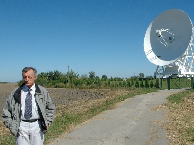 astronomowie (na zdjęciu prof. Andrzej Kus) pracują na 32-metrowym radioteleskopie.