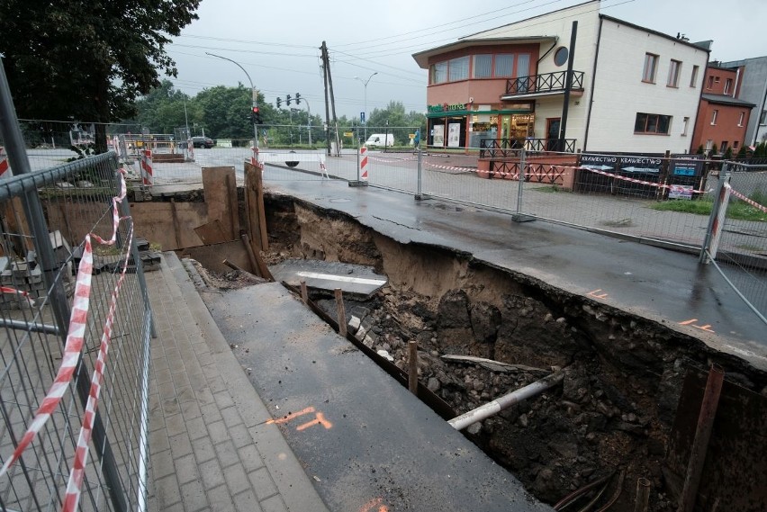 Na Ogrodach zapadła się jezdnia