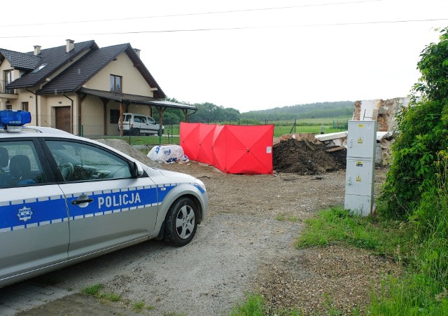 Do tej tragedii doszło w środę przed godz. 13 w Pikulicach pod Przemyślem. - Policjanci na miejscu ustalili, że na 57-latka z Przemyśla, wykonującego prace budowlane domu, w pewnym momencie runęła ściana boczna budynku. Pomimo wydobycia mężczyzny z gruzowiska i udzieleniu mu pomocy przez zespół karetki pogotowia, nie udało się przywrócić jego funkcji życiowych. Obecny na miejscu lekarz stwierdził zgon - powiedziała mł. asp. Marta Fac z Komendy Miejskiej Policji w Przemyślu.Przemyscy śledczy pod nadzorem prokuratury wyjaśniają okoliczności tego tragicznego wypadku.ZOBACZ TEŻ: Wypadek w Reczpolu koło Przemyśla. W zderzeniu audi z renault zginęły dwie osoby