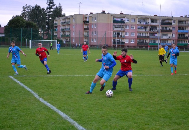 Lęborska Pogoń (niebieskie stroje) wygrała 5:1 w rozgrywkach pucharowych w Jezierzycach. Sparta wygrała 4:2 w Damnicy