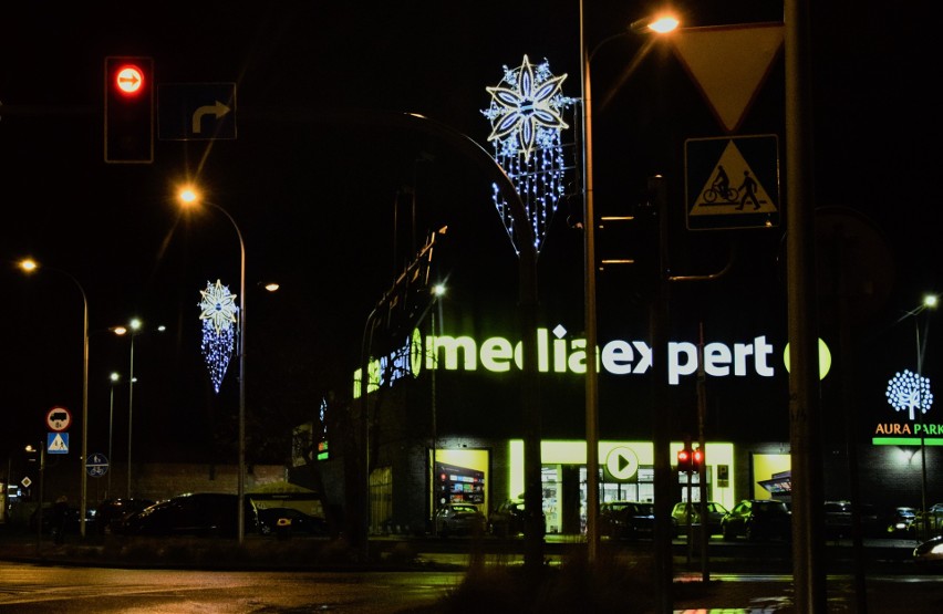 Świąteczne iluminacje rozświetlają Tarnobrzeg. Część ozdób...