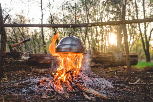 Podczas tegorocznej majówki pod namiotem, spróbuj zaparzyć kawę po kowbojsku, czyli na ognisku.