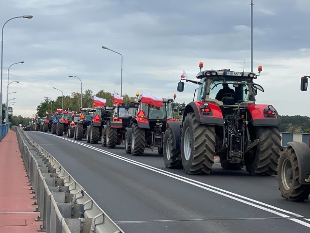 Protesty rolników w Łódzkiem. Szykują się kolejne utrudnienia dla kierowców. Tym razem Agrounia zablokuje drogę koło Zduńskiej Woli. Protesty rolników zaplanowane są w środę 21 października w całym kraju. CZYTAJ DALEJ NA NASTĘPNYM SLAJDZIE