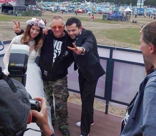 Woodstock 2015. Nowożeńcy na polu, czyli niezwykła sesja ślubna naszego dziennikarza (zdjęcia)