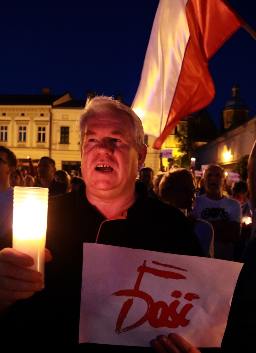 Tłum na Rynku Nowego Sącza: Wolne sądy - wolny naród [ZDJĘCIA]