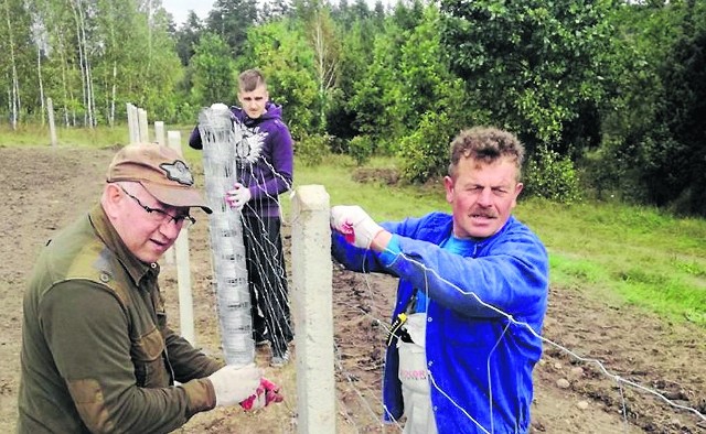 Dzięki kolegom z pracy pana Piotra  boisko w Ciasnem zostało ogrodzone. Trawa też jest już posiana. Pierwszy mecz ma się odbyć wiosną przyszłego roku.