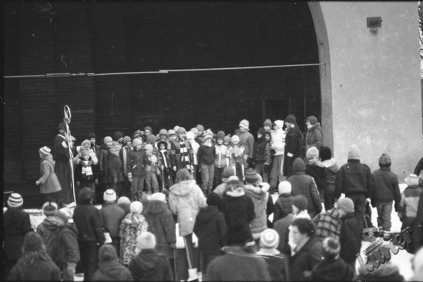 Wspólna zabawa w muszli koncertowej w Ogrodzie Saskim. Fotografia z 1987 r.