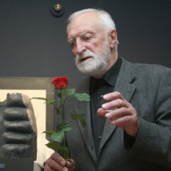 Fragmenty jednej z rzeźb zaginęły w transporcie - wyznaje prof. Strumiłło