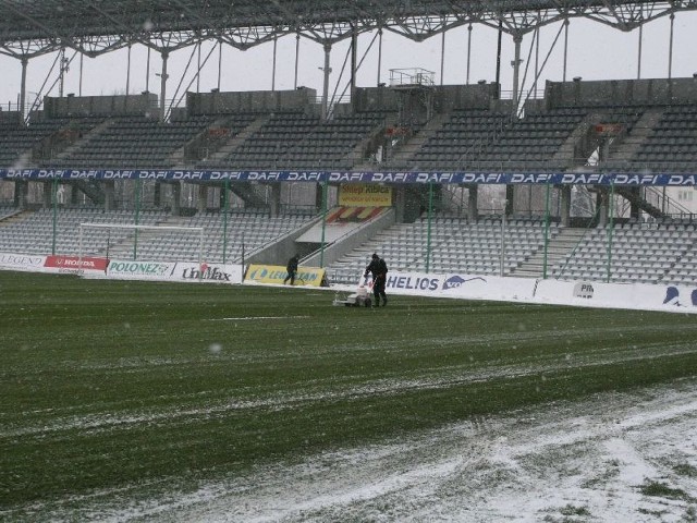 Na Arenie Kielc trwają przygotowania do niedzielnego meczu Korony z Lechem Poznań.