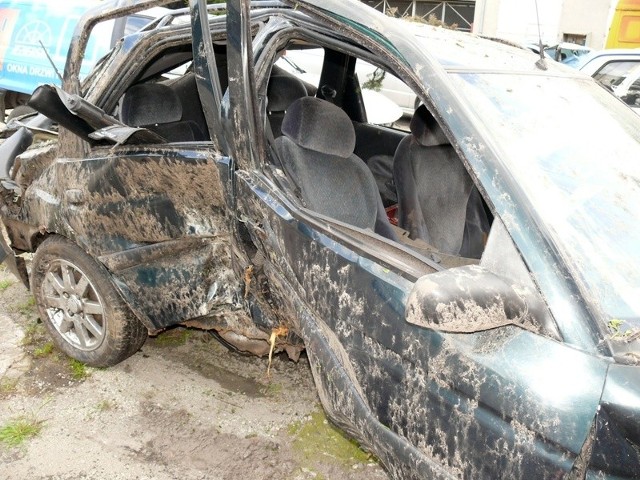 Tak wyglądało auto po wypadku, jaki wydarzył się w Stalowej Woli w niedzielę rano na ulicy Energetyków, kiedy obrażenia odniosło pięć osób.