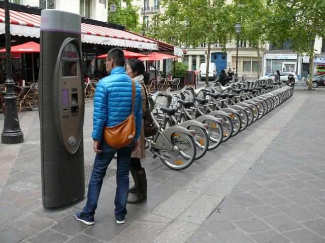 Stacja wypożyczania rowerów „vélib” w Paryżu (vélo plus liberté, czyli rower i wolność). Trzeba jednak zapłacić 150 euro depozytu, które jest zwracane. To zapobiega kradzieżom rowerów.