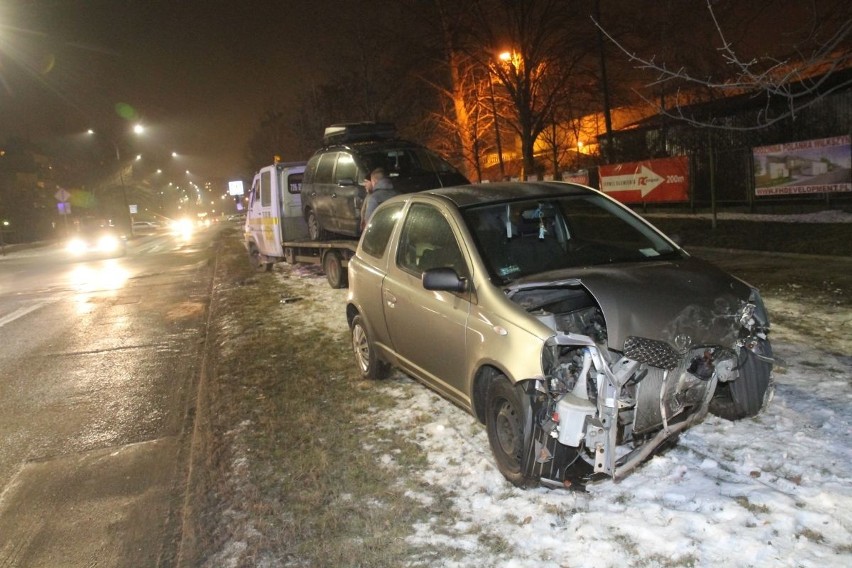 Zderzenie dwóch aut na ul. Balonowej. Ranna kobieta w ciąży
