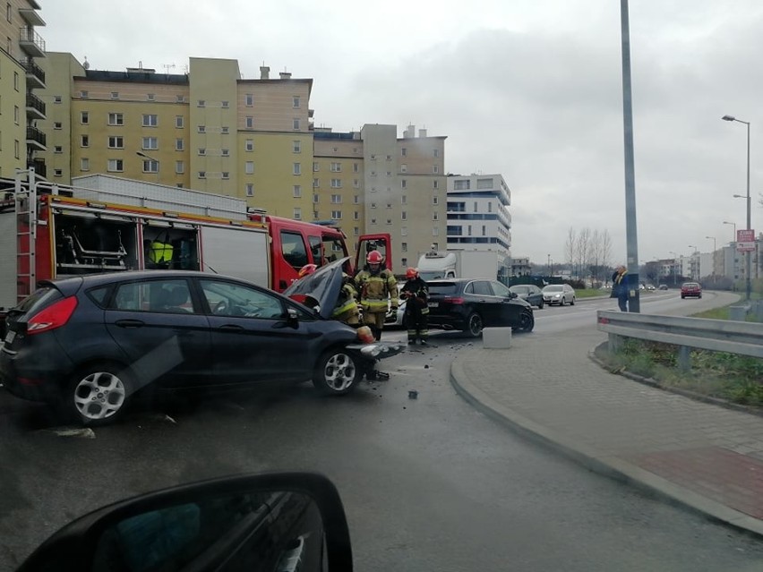 Kolizja przy ul. Czerwonych Maków wydarzyła się w samo...