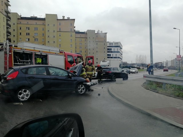 Kolizja przy ul. Czerwonych Maków wydarzyła się w samo południe.