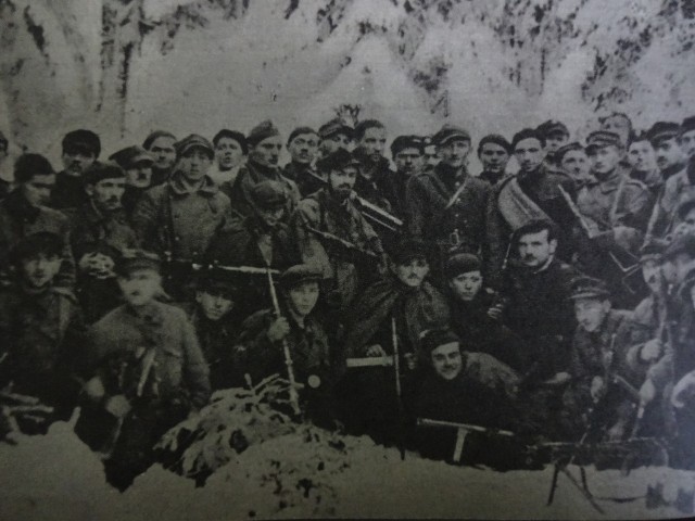 Żołnierze Okręgu Radomsko-Kieleckiego Armii Krajowej zdemobilizowani w lasach siekierzyńskich w listopadzie 1944 roku