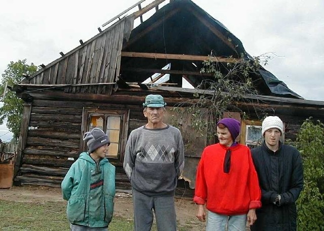 Rodzina Wacława Poredy i Genowefy Boguskiej bardzo ucierpiała podczas czwartkowej wichury. Aby zabezpieczyć budynek przed deszczem rozciągnięto folię na dachu.