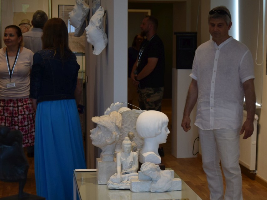 Ostrołęka. Wystawa „W świecie rzeźb Romualda Zerycha” w Muzeum Kultury Kurpiowskiej