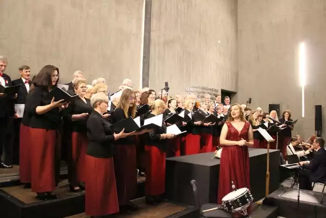 Świetny koncert pieśni patriotycznych odbył się 11 listopada w Mauzoleum w Michniowie. Jako solistka zaśpiewała Sylwia Ziółkowska.